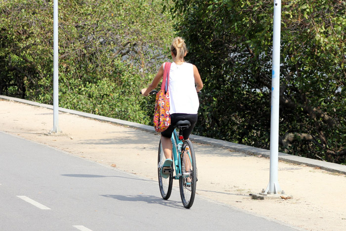 Em manhã de folga, Yasmin Brunet pedala na Lagoa Rodrigo de Freitas
