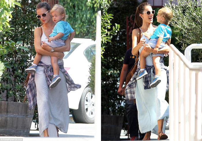 Linda e toda de branco, Alessandra Ambrosio passeia com o filho, em Los Angeles