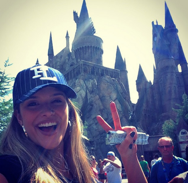 Juliana Paiva visita O Mundo Mágico de Harry Potter, na Flórida