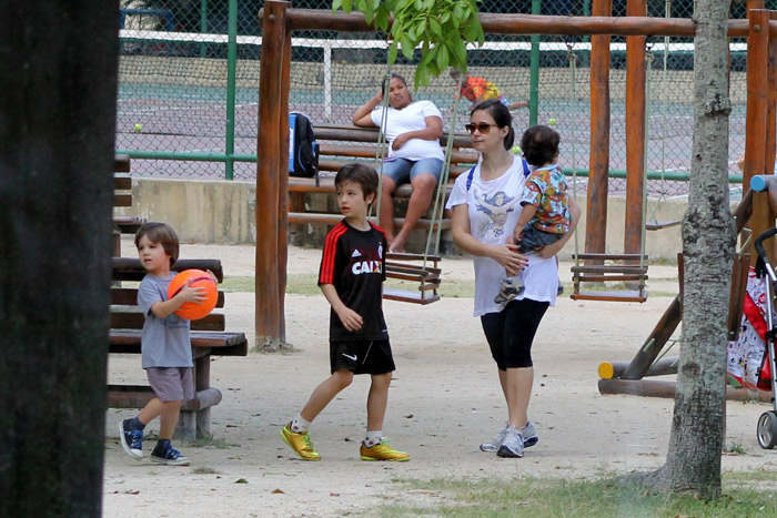 Paizão! Wagner Moura passeia com os filhos no Rio