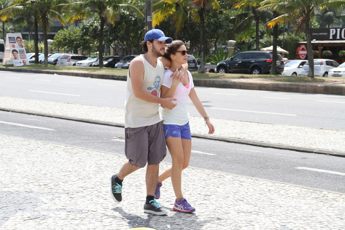 Em clima de romance, Jayme Matarazzo caminha com a noiva no Rio