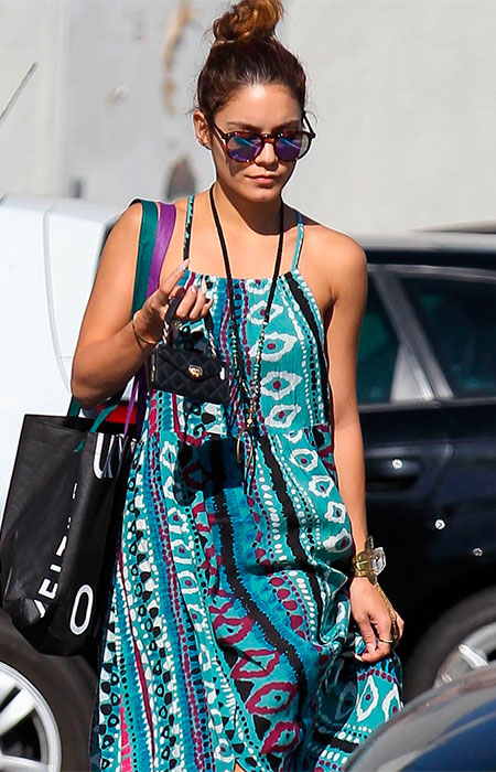 anessa Hudgens faz compras no bairro Studio City, Califórnia