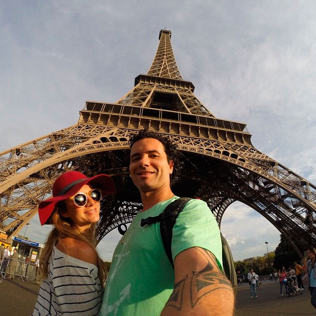  Marco Luque posa com a esposa em frente à Torre Eiffel