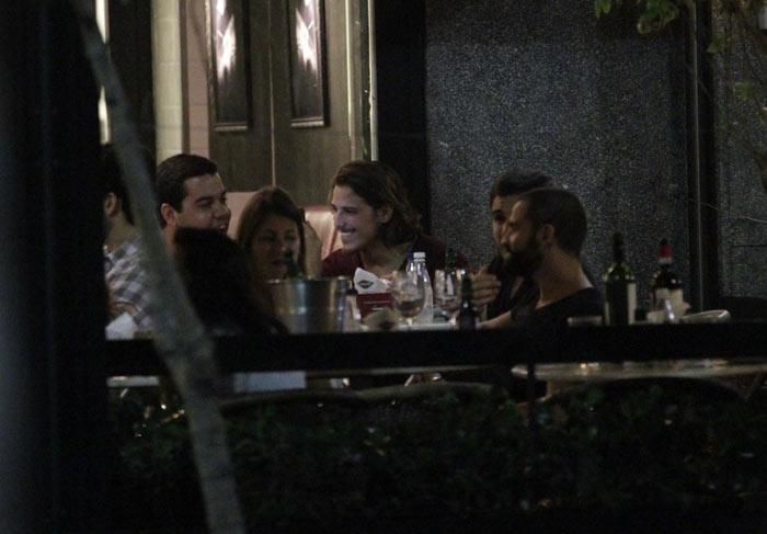 Rômulo Neto reúne amigos em restaurante em Ipanema