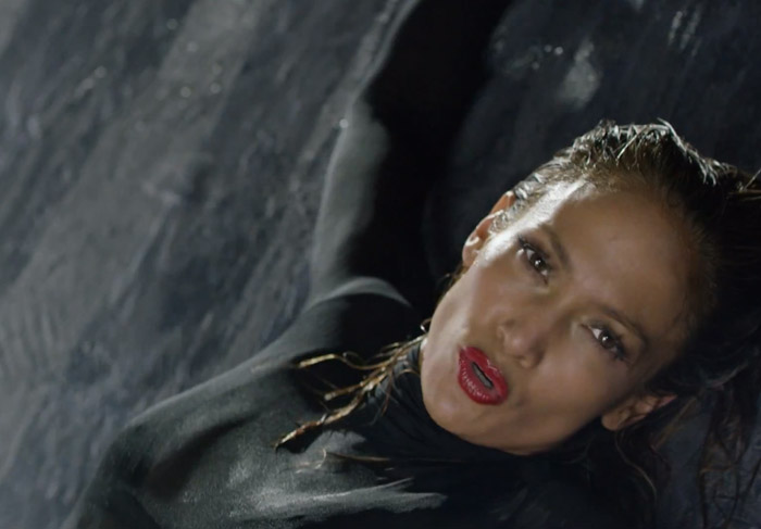 Pegação entre gatas e rebolado dão o tom de novo clipe de Jennifer Lopez