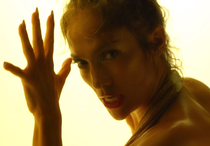 Pegação entre gatas e rebolado dão o tom de novo clipe de Jennifer Lopez