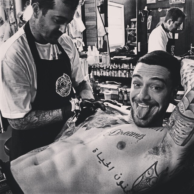 Felipe Titto posa estiloso e mostra tatuagens do tórax