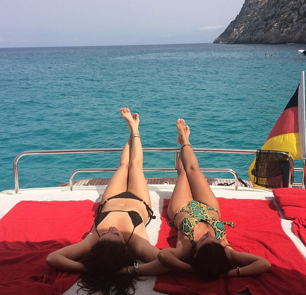 Giovanna Antonelli descansa em passeio de lancha em Ibiza