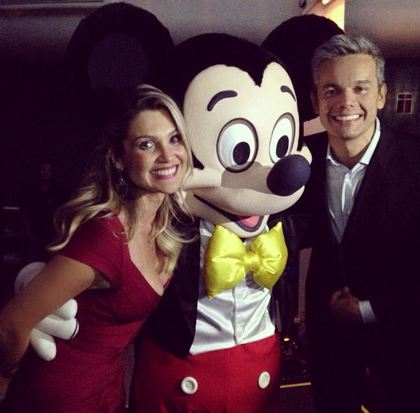 Flávia Alessandra e Otaviano Costa tietam Mickey Mouse: ‘Matando as saudades’