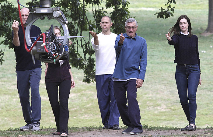 Anne Hathaway volta a praticar Thai Chi ao lado de Robert De Niro