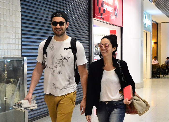 Sérgio Marone e Cláudia Ohana embarcam juntos em aeroporto carioca