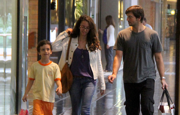 Paizão! Vladmir Brichta passeia com os filhos, Vicente e Agnes, em shopping carioca