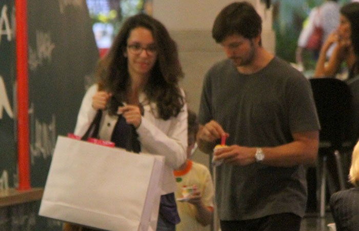 Paizão! Vladmir Brichta passeia com os filhos, Vicente e Agnes, em shopping carioca