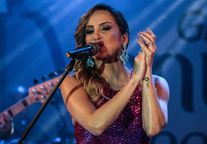 Claudia Leitte arrasa em show ao vivo pela Internet