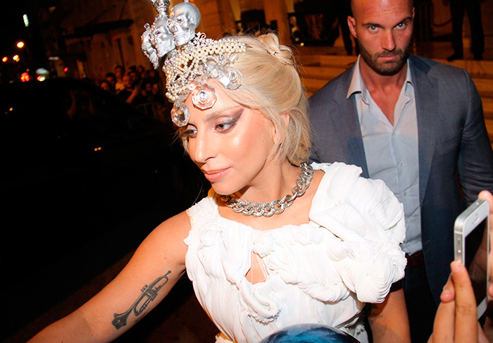 Deusa grega! Lady Gaga deixa o hotel usando tiara com cristais e caveiras. Foto: Grosby Group