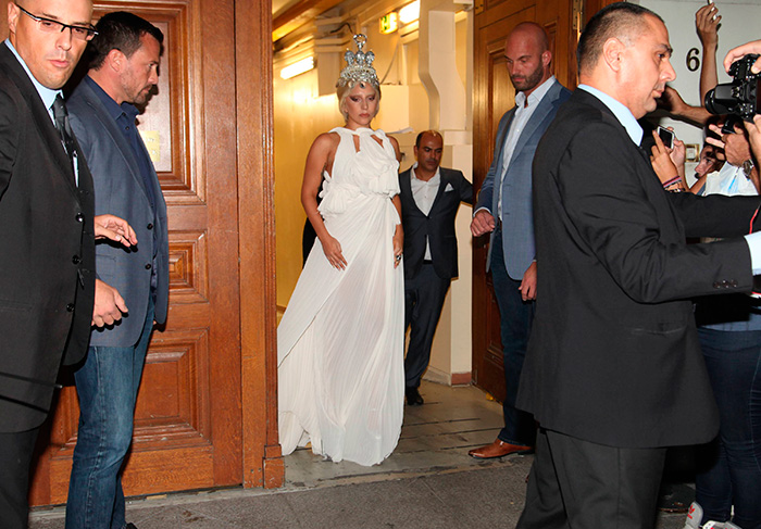 Deusa grega! Lady Gaga deixa o hotel usando tiara com cristais e caveiras. Foto: Grosby Group