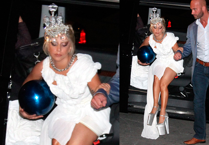 Deusa grega! Lady Gaga deixa o hotel usando tiara com cristais e caveiras. Foto: Grosby Group