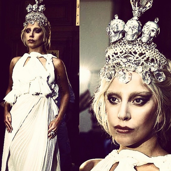 Deusa grega! Lady Gaga deixa o hotel usando tiara com cristais e caveiras. Foto: Instagram