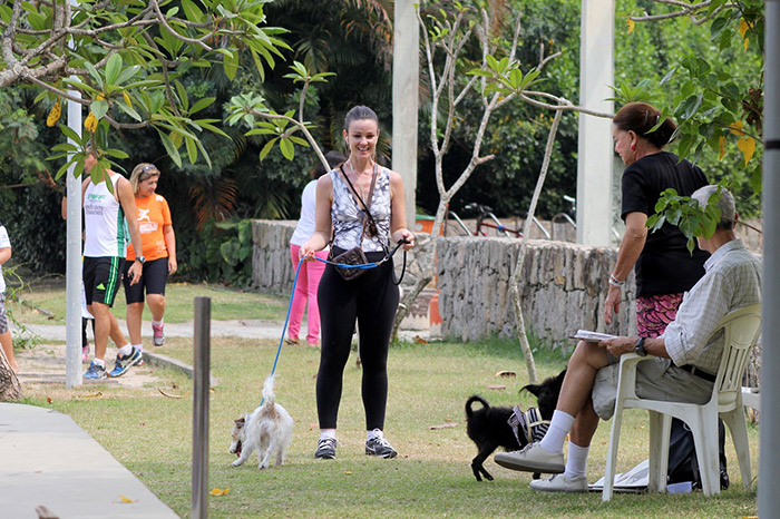 Carolina Kasting passeia animada com o pet no Rio de Janeiro