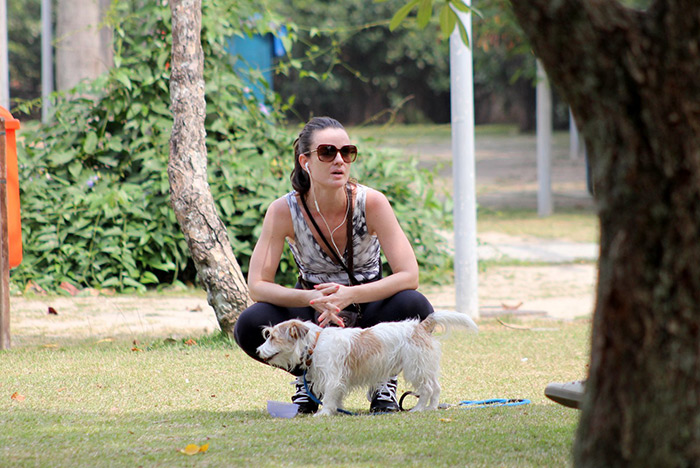 Carolina Kasting passeia animada com o pet no Rio de Janeiro