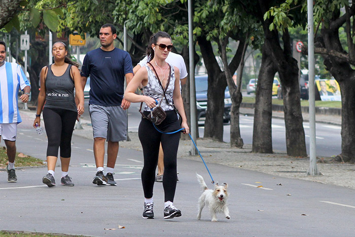 Carolina Kasting passeia animada com o pet no Rio de Janeiro