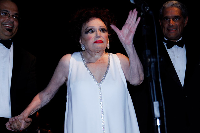 Bibi Ferreira recebe famosos na estreia de show em homenagem a Frank Sinatra