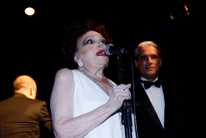 Bibi Ferreira recebe famosos na estreia de show em homenagem a Frank Sinatra