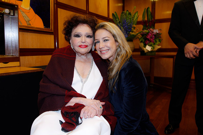 Luana Piovani visita Bibi Ferreira no camarim do Teatro Renaissance, em São Paulo, depois de show em homenagem a Frank Sinatra