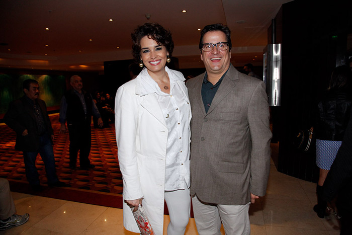 Suzy Rêgo e o marido, FErnando Vieira, chegam ao show de Bibi Ferreira em São Paulo