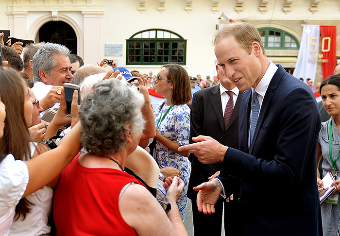 Príncipe William visita Malta e conversa com público nas ruas do país