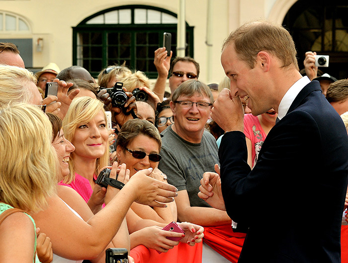 Príncipe William visita Malta e conversa com público nas ruas do país