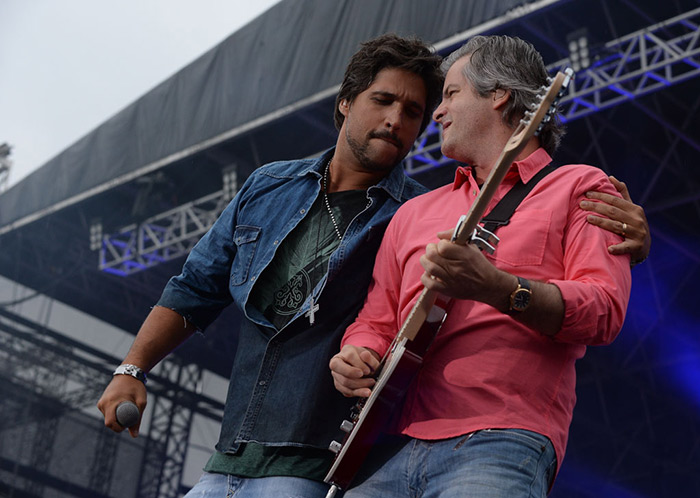 Victor e Léo soltam a voz durante show em São Paulo
