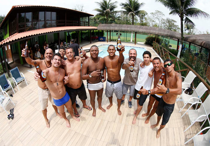 Com Paloma Bernardi, Thiago Martins comemora aniversário com samba, futebol e cerveja