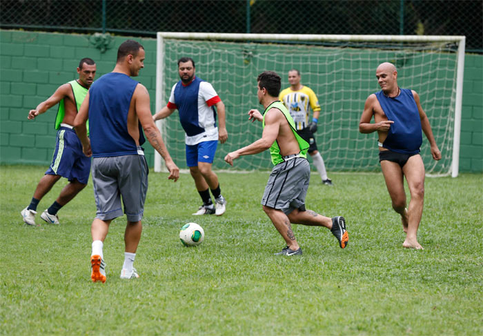 Com Paloma Bernardi, Thiago Martins comemora aniversário com samba, futebol e cerveja