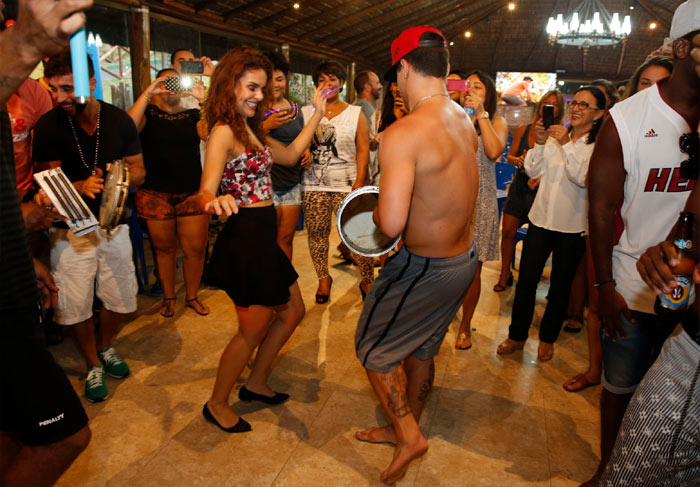 Com Paloma Bernardi, Thiago Martins comemora aniversário com samba, futebol e cerveja