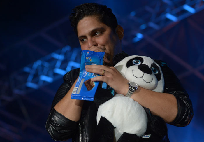 Jorge, da dupla com Mateus, ganha panda de pelúcia e barra de chocolate durante show