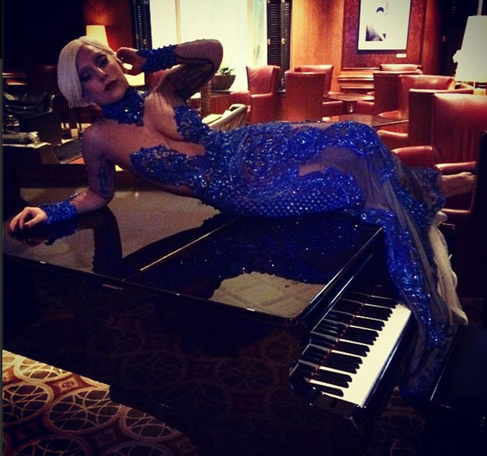 Deslumbrante, Lady Gaga faz pose em cima do piano