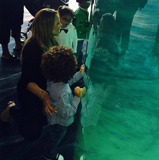 Mariah Carey passeia com os filhos no aquário da Georgia