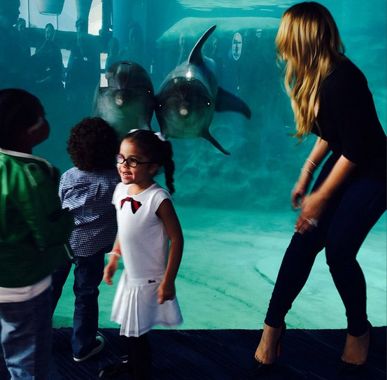 Mariah Carey passeia com os filhos no aquário da Georgia