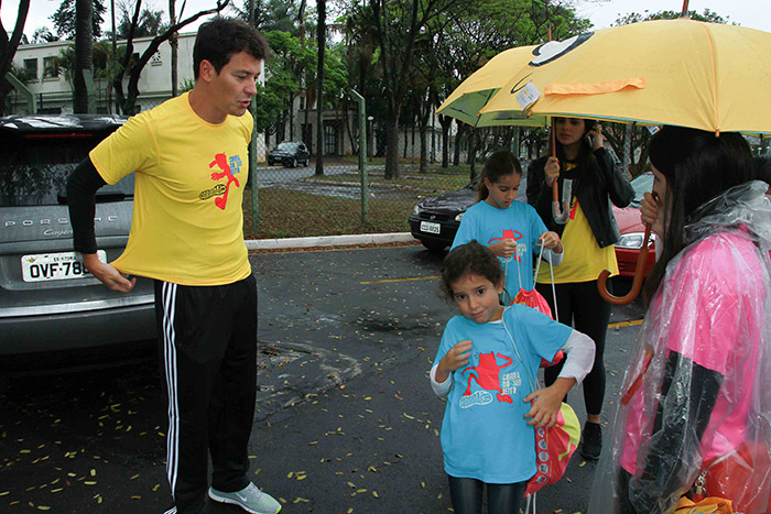 Por causa de dia chuvoso, as meninas chegaram com guarda-chuvas ao evento, no Jockey Club de São Paulo