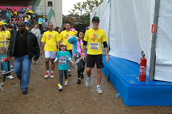  Rodrigo Faro vai com a família à corrida de pais e filhos