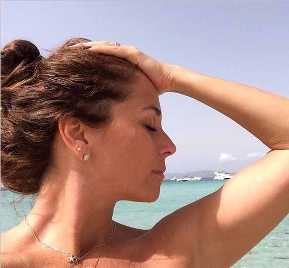 Giovanna Antonelli se diverte ao posar para foto em Ibiza