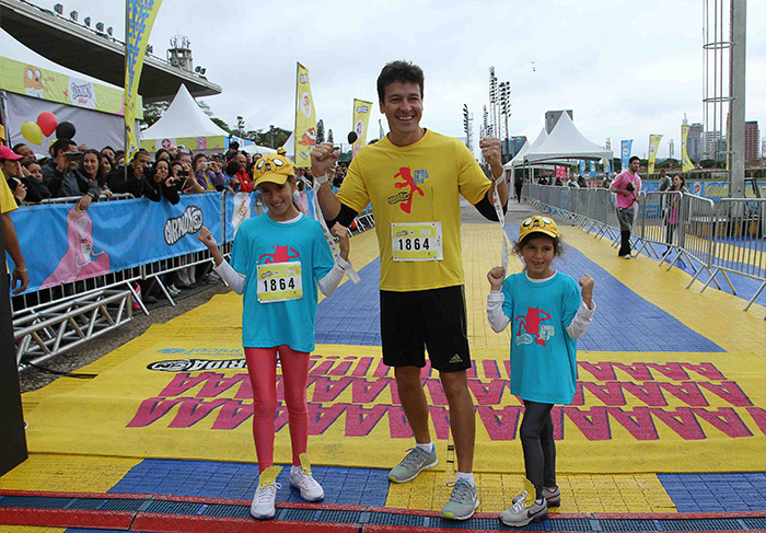 Mesmo com chuva, Rodrigo Faro vai com a família à corrida de pais e filhos