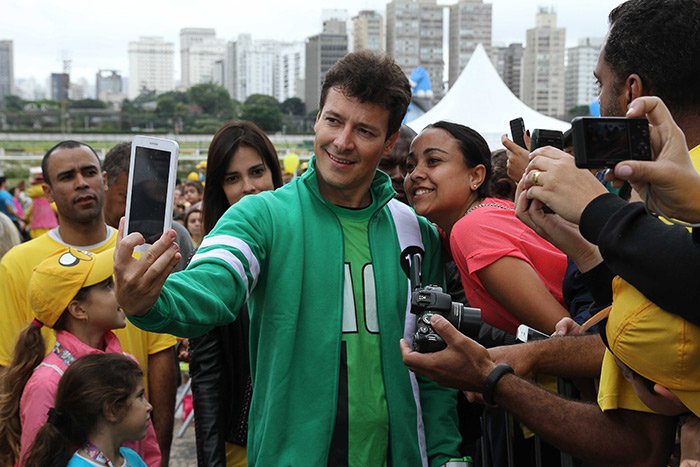 Rodrigo Faro atende fãs em evento no Jockey Club de São Paulo
