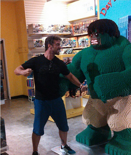 Carlos Bonow se diverte com Hulk feito de Lego nos EUA