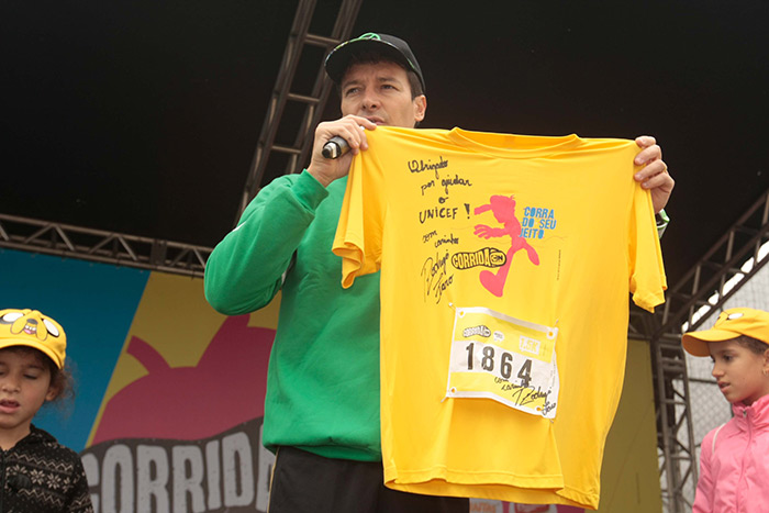 Rodrigo Faro autografou camiseta especial do evento e agradeceu pelo apoio do canal a cabo à Unicef