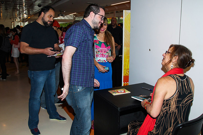 Laerte dá autógrafos e posa com fãs em abertura de exposição