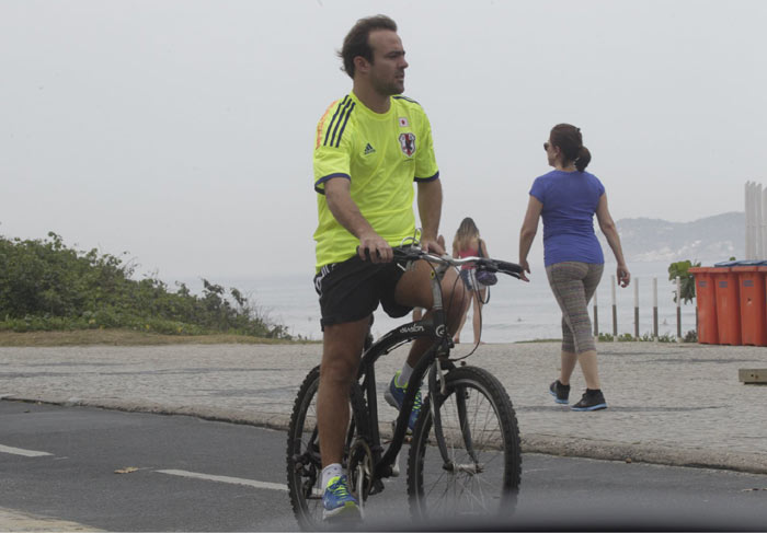 Roger Flores pedala na orla da Barra da Tijuca