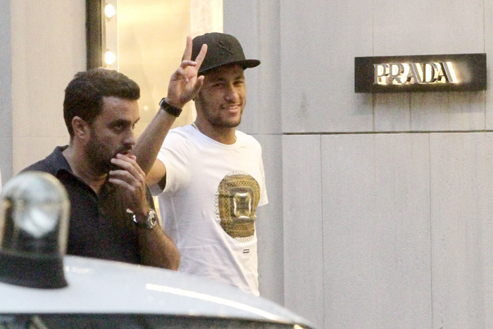 Neymar circula pelas ruas de Milão, na Itália, e faz compras com os amigos 