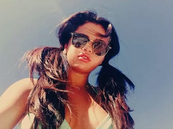  De maria chiquinha e óculos escuros, Selena Gomez pega bronzeado 